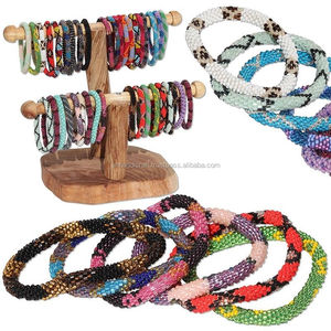 Pulsera de Nepal de Alta Calidad, Hecha a Mano con Cuentas de Vidrio y Crochet - Product Image 1