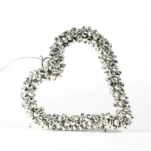 Ornements de noël en métal plat en forme de cœur argenté, clochette - Product Image 1