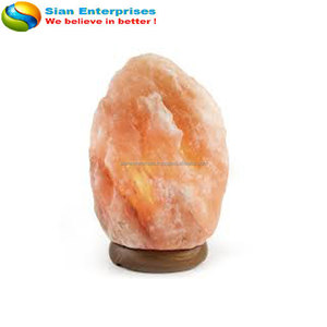 Lampe de sel de l'Himalaya sculptée décorative, écologique et mignonne, en matériau organique, 8-10 kg, avec base en bois sous film rétractable - Sian Enterprises - Product Image 3