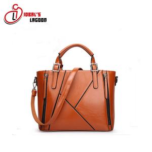 Sac à main en cuir élégant pour femme avec décorations de perles de lettres brodées de perles de chaîne - Product Image 1