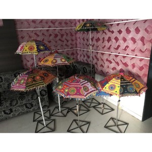 Parapluie d'intérieur de mariage indien classique pour adultes petit tissu de coton pliant manuel avec Parasol de logo de broderie de miroir floral - Product Image 4