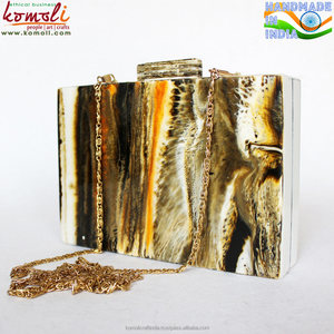 Pochette carrée en résine acrylique faite à la main avec paillettes blanches et bouton fleur - Product Image 4