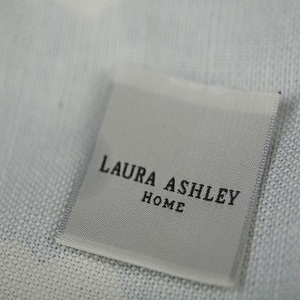 ป้ายผ้าซาตินถักลายพับได้ขอบตัดด้วยเลเซอร์สำหรับเสื้อผ้าและแบรนด์เนม - Product Image 3