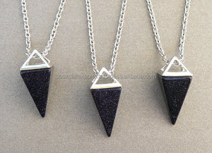 Pendentif pyramides tendance en acier inoxydable plaqué or 24 carats avec pierre noire et sertissage clos pour enfants - Product Image 3