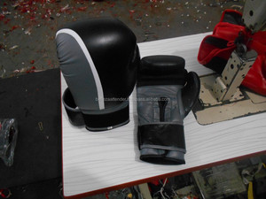Gants de boxe professionnels avec logo personnalisé - Cuir véritable et PU légers et respirants avec fermeture auto-agrippante pour le sparring - Product Image 3