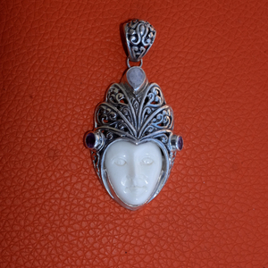 Pendentif en os de lune sculpté individuellement à la main Bali 100% avec breloque en argent sterling 925 pour fiançailles - Product Image 2