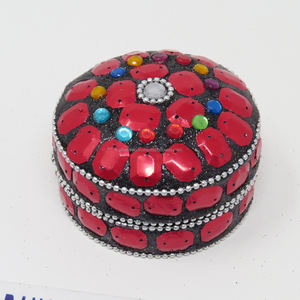 Caja de Joyería Redonda de Recuerdo, Color Morado Lacado con Brillantina, Caja de Joyería Jaipuri Hecha a Mano con Cuentas Doradas, en Existencia con Diferentes Diseños - Product Image 3