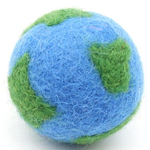 Globo de Fieltro FCS-005 Hecho de Lana Ecológica de Nueva Zelanda, Accesorios Navideños y Artesanía, Fieltro Hecho a Mano por Mujeres Artesanas de Nepal - Product Image 1