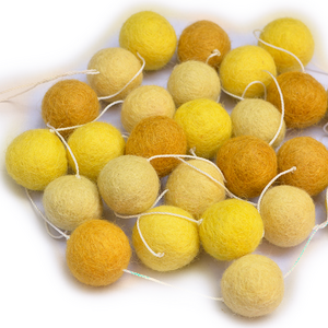 Guirnalda de bolas de fieltro festiva moderna de 300cm, mezcla amarilla natural y suave hecha a mano de fábrica de Nepal, reutilizable y ecológica - Product Image 1