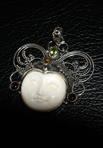 Colgante de Plata de Bali con Rostro de Mujer y Luna, Tallado en Hueso de Plata, Envío en 10 Días, Moda Hecha a Mano de Alta Calidad - Product Image 3