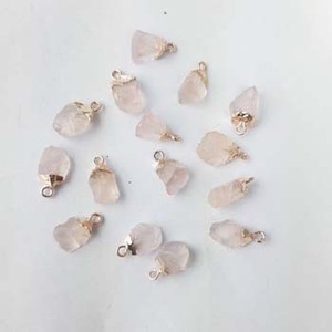 Pendentif en quartz rose pour enfants, pierre de naissance, laiton électroplaqué avec une touche féminine - Product Image 4
