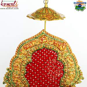 Singhasan en métal blanc de style Meenakari, articles de pooja indiens, comme cadeaux de mariage - Product Image 3