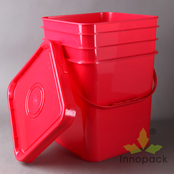 赤いプラスチック製正方形 未来工業 ウオルボックス（プラスチック製防雨ボックス） 赤色〈危険