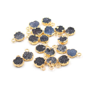 จี้ทองเหลืองทรงกลมชุบทอง ขนาด 8 ถึง 10 มม. ประดับด้วยหินดรูซี่สีดำ พร้อมห่วงสำหรับทำเครื่องประดับอัญมณี - Product Image 2