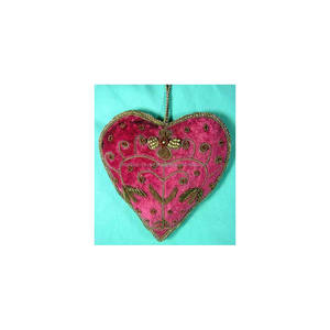 Ornement de Noël fait main en forme de cœur en tissu à suspendre - Product Image 1