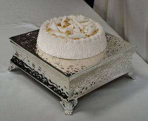 Soporte de pastel de boda de metal blanco ecológico hecho a mano con cristales colgantes para uso en la cocina del hogar - Product Image 5