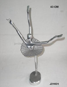 Figurine en aluminium moulé avec finition polie miroir et finition grise, sculpture de décoration intérieure en métal - Product Image 2