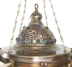 Lustre LED traditionnel en laiton antique de grande taille Zahereen BR121 avec ampoules en verre ambré 35 1/2 pouces, suspension solaire - Product Image 6