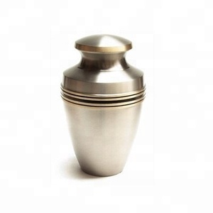 Urnas de cremación de metal de línea de tres bandas Contenedor de cenizas de la mejor calidad Urnas conmemorativas disponibles a precio mayorista - Product Image 1