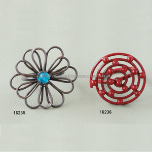 Anneaux de serviette en fer forgé en spirale Design de fleurs en métal pour les dîners de mariage Réunions de famille dans la salle à manger - Product Image 1