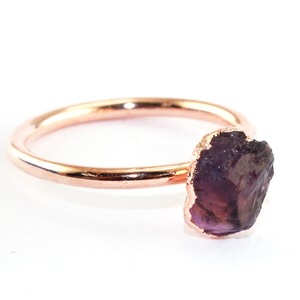 Anillo de amatista púrpura en bruto natural, anillo con borde electrochapado de oro rosa de latón, anillo de piedra de nacimiento de febrero para joyería de uso unisex - Product Image 3