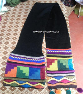 Conjunto de bufanda y sombrero de alpaca étnica tradicional en muchos colores cálidos Bonito de Ppunchay de Perú - Product Image 1