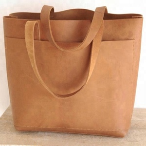Sac fourre-tout en cuir pour femme, cabas avec grande poche extérieur, entièrement fait à la main AV-0005 - Product Image 1