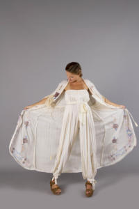 ชุดแม็กซี่เดรสปักลายดอกไม้สำหรับคุณแม่ชุดเดรสสไตล์โบฮีเมียนกระดุมแบบมีเชือกผูกเอว - Product Image 4