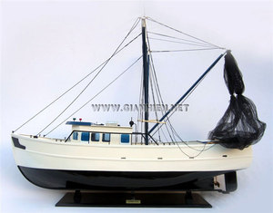 Bateau à crevettes de style européen avec filets MODÈLE D'ARTISANAT EN BOIS PEINT Cadeau d'affaires nautique - Product Image 1