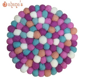 Tapis de boule en feutre de laine faits à la main PR-001 tapis de sol de style classique coussin pour la décoration intérieure et l'utilisation de table faits à la main au Népal - Product Image 3