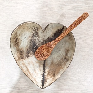 Bol en noix de coco naturelle, 1 pièce de haute qualité, vente en gros écologique avec forme de cœur - Product Image 1