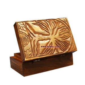 Boîte en bois sculptée sur mesure, cadeau de retour de mariage - Product Image 5