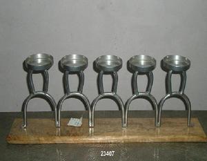 UNIQUE FLOWER CANTER BOUGEOIR DE TABLE Bougeoirs en fer à 5 piliers avec base en bois - Product Image 1