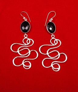 Ensemble de boucles d'oreilles en laiton plaqué or 18 carats avec pierres précieuses en onyx noir plaqué argent pour une fabrication complète de bijoux - Product Image 2