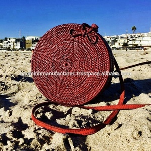 Sac à bandoulière rond en rotin rouge vintage avec sangle unique - Product Image 2