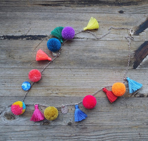   Collier Handmade Happiness Etnic, coloré et optimiste, style bohème, collier à pompons, style Ibiza - Product Image 1