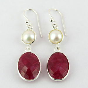 Deliciosos Pendientes Colgantes de Plata de Ley 925 con Perlas Ovaladas Teñidas de Rubí de Shri Ashapura Jewels para Bodas y Compromisos - Product Image 2