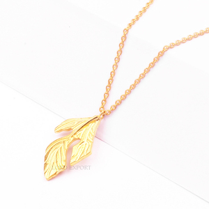 Collier à chaîne avec pendentif en forme de feuille en argent sterling plaqué or 18 carats fait à la main - Cadeau de mariage tendance pour femmes - Product Image 3