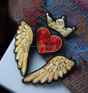 Pequeños parches bordados a mano de ropa multicolor Insignias versátiles de la más alta calidad para decoración de ropa - Product Image 1