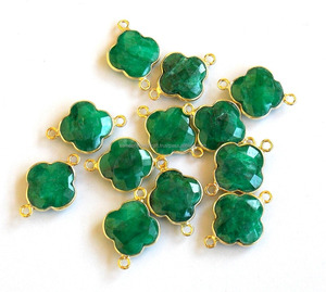 Boucles de pierres précieuses émeraude teintées Trèfle Forme Double Bail Plaqué Or À Facettes À La Main Pendentif Charme Lunette Connecteur - Product Image 1