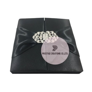 Caja de invitación de boda de seda blanca y negra de lujo con tapa con bisagras elegante Producto de embalaje e impresión elegante Premium - Product Image 2