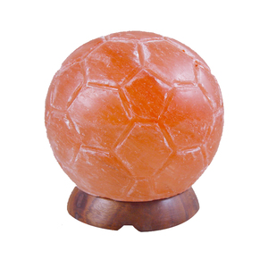 Lámpara de sal del Himalaya con forma de fútbol para decoración del hogar tallada con técnica Feng Shui - Product Image 1