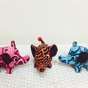 Éléphants de soie thaïlandais personnalisés brodés en peluche et cadeau de mariage en plastique emballés dans des boîtes - Product Image 4