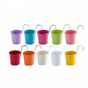 Seau à fleurs en métal suspendu avec poignée pour accrocher au balcon et entièrement personnalisé. - Product Image 1