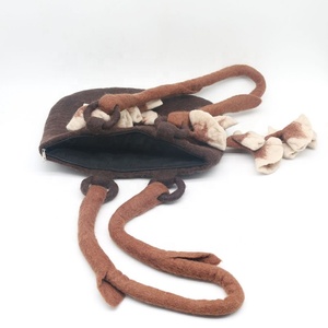 Bolso respetuoso con el medio ambiente para mujer, 100%, lana de Nueva Zelanda, artesanos expertos, uso diario, cierre de cremallera, diseño de hojas de fieltro - Product Image 3