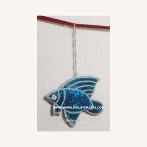 Ornement brodé en forme de poisson avec ornementation Zari - Product Image 1