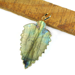 Pendentif en pierre de labradorite plaqué or et rhodium pour les occasions de fête un pendentif à breloque élégant - Product Image 3