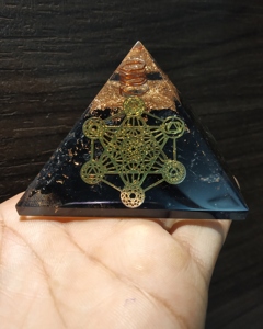 Tourmaline noire Orgonite Pyramide Amour Style Agate Cristal Pierres Précieuses Pyramide pour Protection Motivation et Guérison - Product Image 2