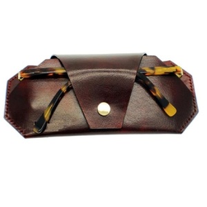 Etui à lunettes en cuir PU souple unisexe Porte-lunettes de soleil fait main avec matériau en PVC de style tendance pour un rangement pratique des lunettes - Product Image 1