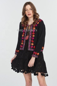 เสื้อแจ็คเก็ตผู้หญิงสไตล์โบฮีเมียนแบบดั้งเดิม ปักลายแบบเม็กซิกันสีสันสดใส แต่งพู่หลากสีผูกเชือก - Product Image 4